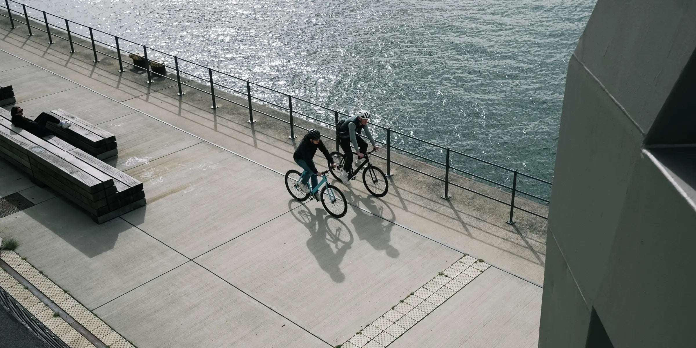 Zwei Bonvelo Fahrräder mit Fahrern beim Fotoshootings in Hamburg
