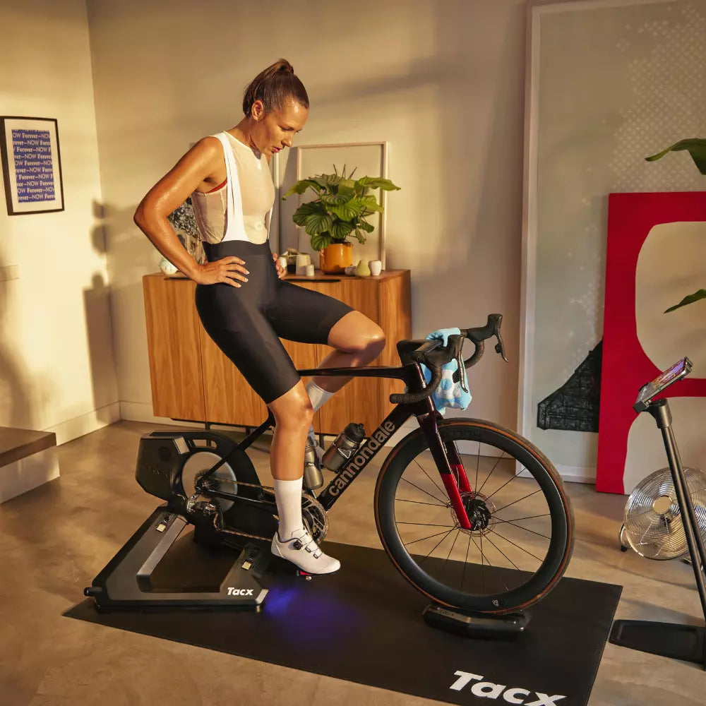 Tacx Neo 3M mit einem eingespannten Rennrad