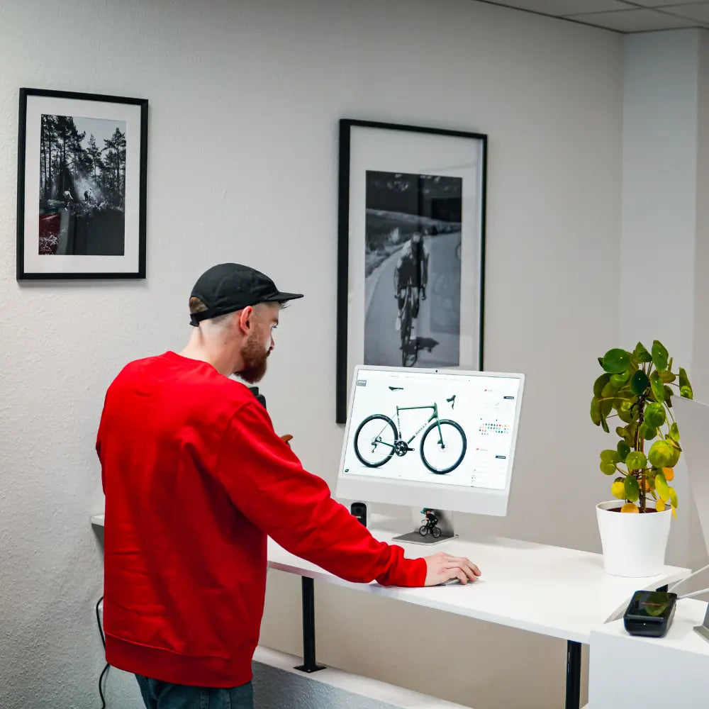 Paceheads Mitarbeiter beim Fahrrad konfigurieren