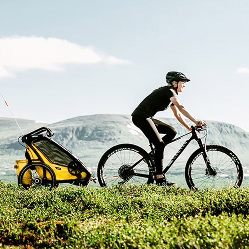 Thule Fahrradanhänger beim Outdoor Radfahren