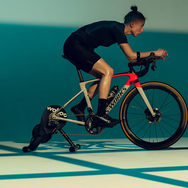Wahoo KICKR Core Seitenansicht im Training mit eingespanntem Fahrrad