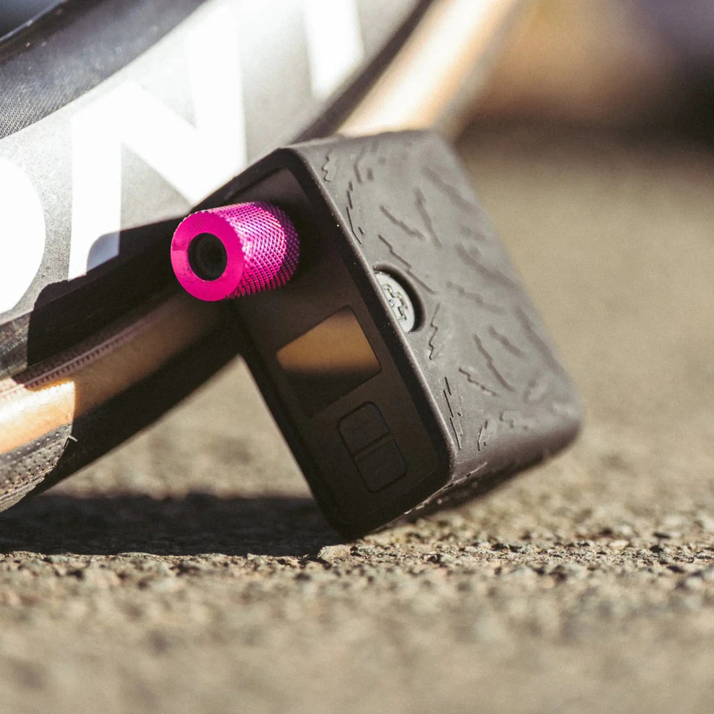 Muc Off Airmach Electric Mini Pro Inflator Druckluftpumpe