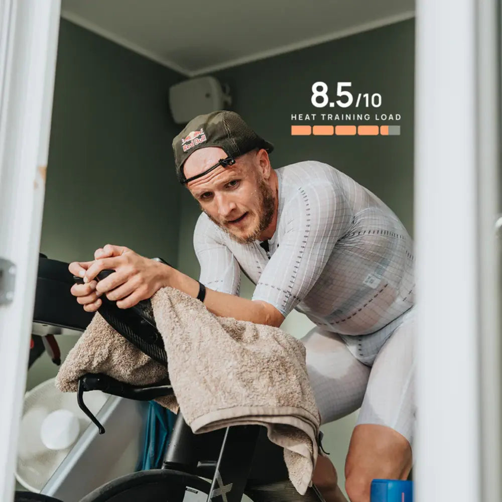 Mann sitzt auf Indoor Trainer und zeichnet Core 2 Daten auf
