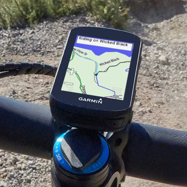 Garmin Edge 530 GPS Fahrradcomputer am Lenker eines MTB befestigt