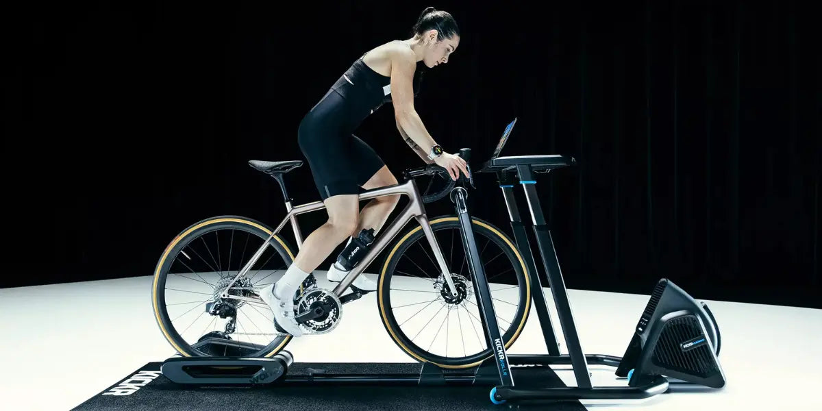 Frau auf Indoor Smart Trainer