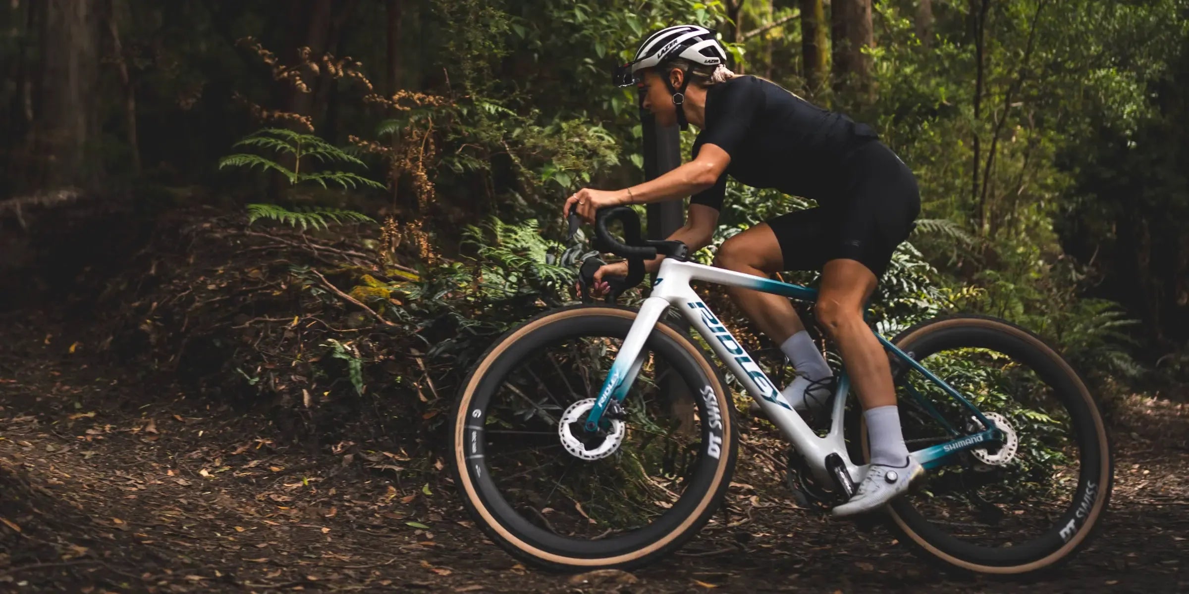 Ridley Astr RSS Foto mit Fahrerin im Wald