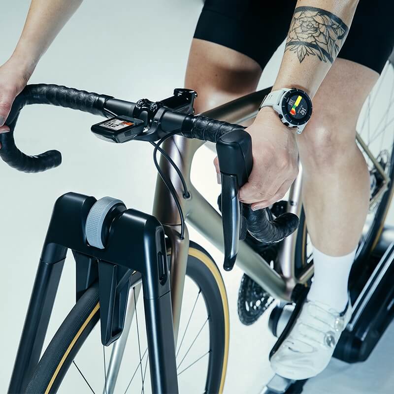 Wahoo KICKR ROLLR Ausschnitt mit eingespanntem Fahrrad
