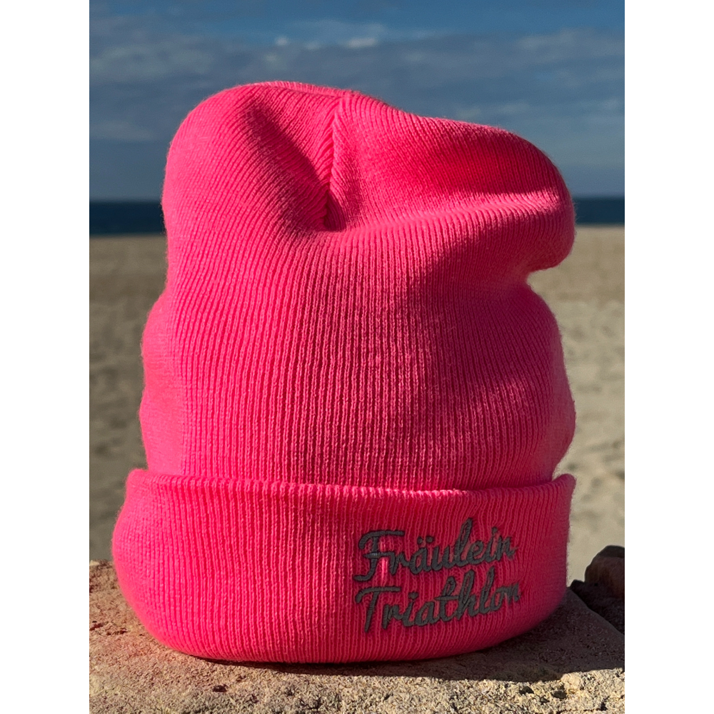FRLTRI Beanie pink auf einem Stein am Strand